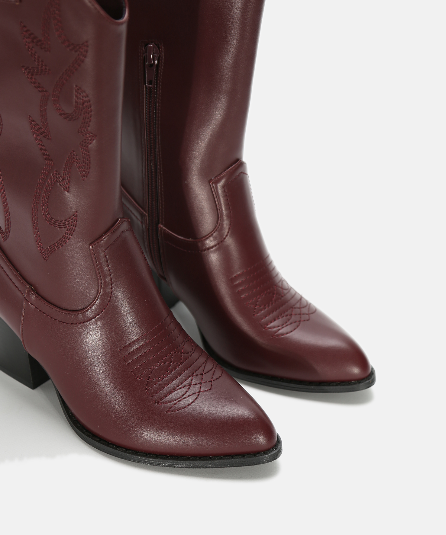 Botas cowboy de cano m&eacute;dio com salto image number null